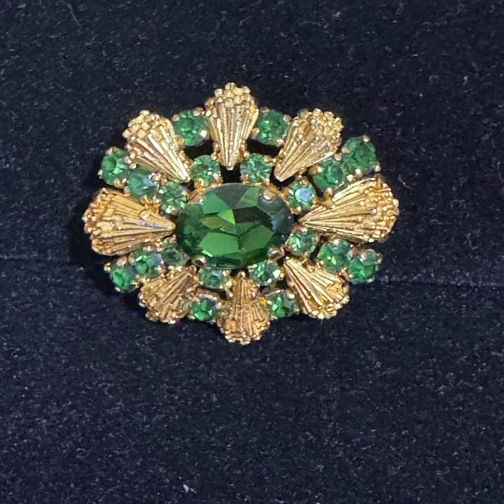 Beautiful Vintage Womens Brooch
Goldtone with Green Rhinestones and Glass